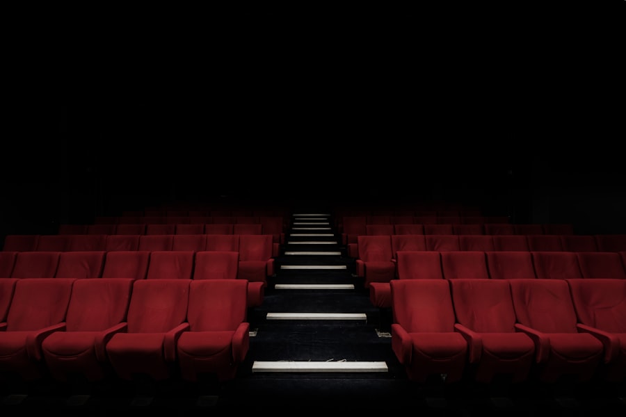 Sala de cine clásica con película proyectándose en pantalla