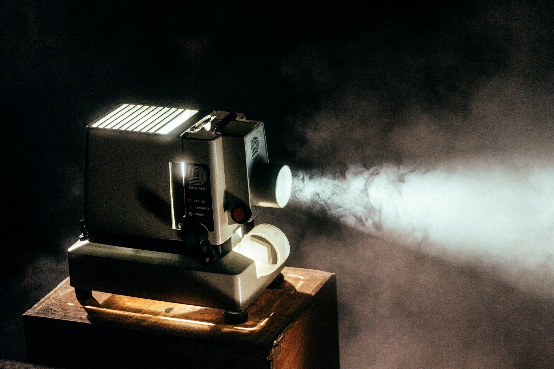 Proyector de cine antiguo proyectando una película familiar